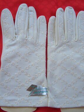 Vintage Ivory Doecrest Mojud Gloves